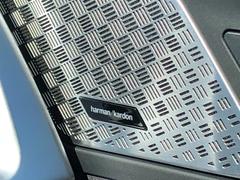 ハーマンカードンのカースピーカーは良質な音を届けると同時に、その先にある車内空間における上質な“音楽体験”も提供している。 6