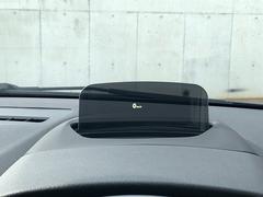 ＨＵＤ：　ヘッドアップディスプレイはドライバーが前方に集中できるよう、ナビや車速情報をフロントガラスに投影するシステムです。 6
