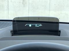 ＨＵＤ：　ヘッドアップディスプレイはドライバーが前方に集中できるよう、ナビや車速情報をフロントガラスに投影するシステムです。 7
