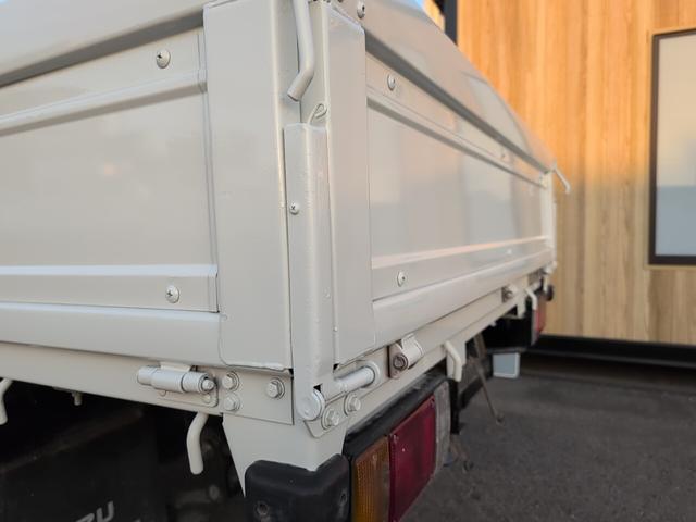 エルフトラック フラットロー　２トン積載！　低床！　ディーゼルターボ！　トラック１　全長４６９０　幅１６９０　荷台寸法３１００　１６００　５ＭＴ！　三方開き！（27枚目）