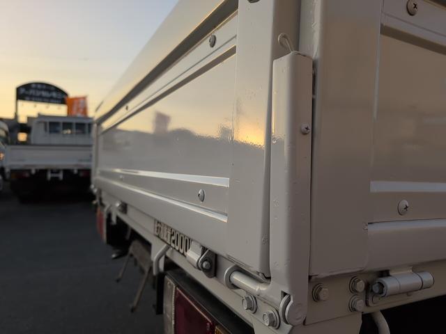 エルフトラック フラットロー　２トン積載！　低床！　ディーゼルターボ！　トラック１　全長４６９０　幅１６９０　荷台寸法３１００　１６００　５ＭＴ！　三方開き！（29枚目）