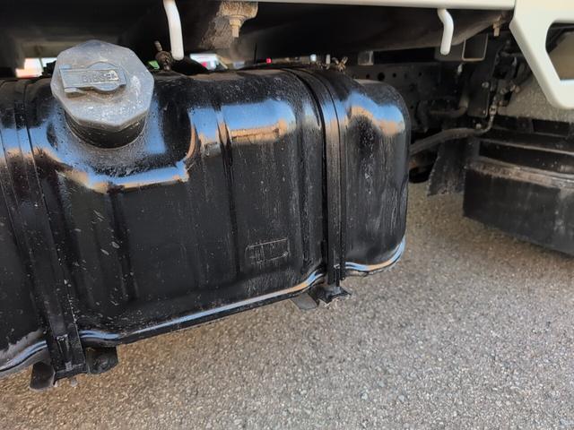 エルフトラック フラットロー　２トン積載！　低床！　ディーゼルターボ！　トラック１　全長４６９０　幅１６９０　荷台寸法３１００　１６００　５ＭＴ！　三方開き！（32枚目）