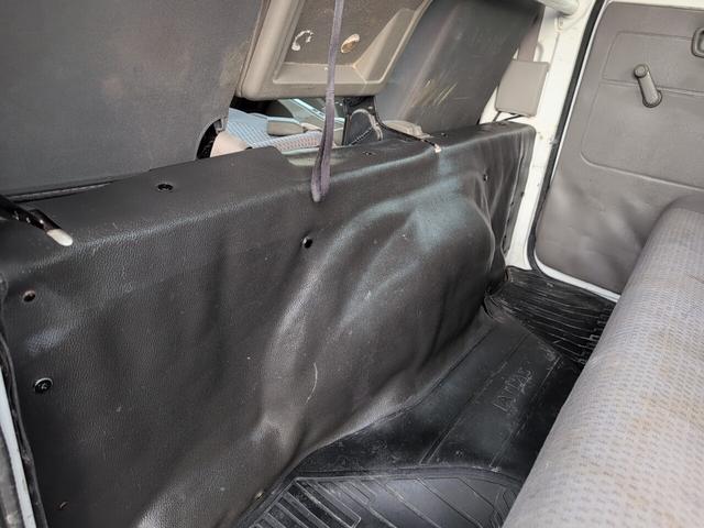 アトラストラック ＷキャブショートフルスーパーローＤＸ　４ＷＤ　１１５０キロ積載！　低床！　ディーゼルターボ！　全長４５７０　幅１６９０　荷台寸法２０００　１６００　５ＭＴ！　三方開き！（42枚目）