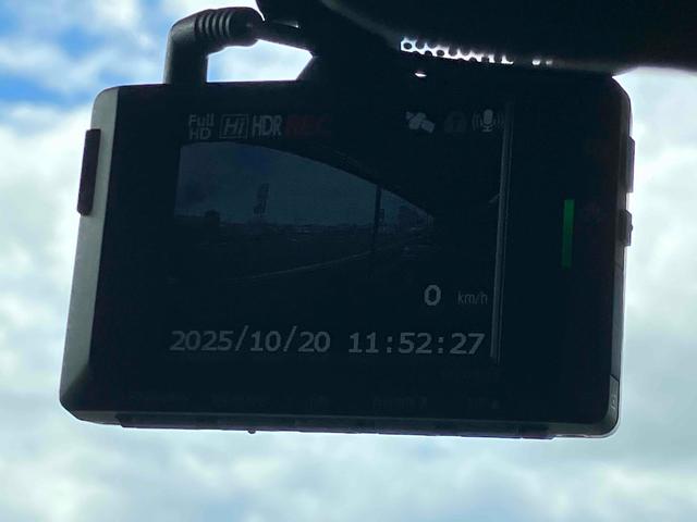 ヴォクシー ハイブリッドＺＳ　煌ＩＩＩ　ドライブレコーダー　ＥＴＣ　バックカメラ　ナビ　クリアランスソナー　オートクルーズコントロール　レーンアシスト　衝突被害軽減システム　両側電動スライドドア　オートマチックハイビーム　オートライト（7枚目）