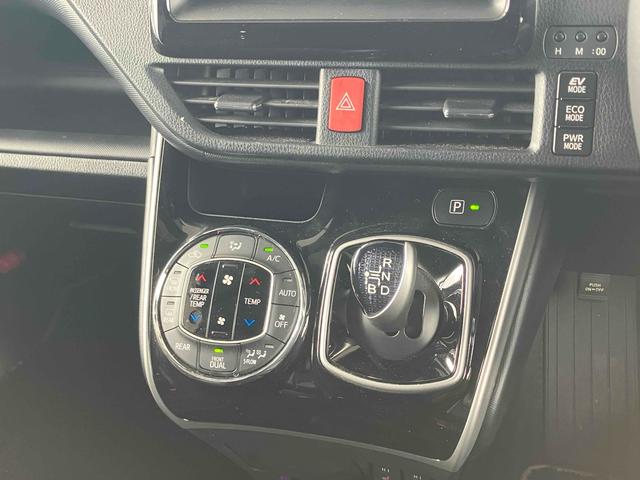 ヴォクシー ハイブリッドＺＳ　煌ＩＩＩ　ドライブレコーダー　ＥＴＣ　バックカメラ　ナビ　クリアランスソナー　オートクルーズコントロール　レーンアシスト　衝突被害軽減システム　両側電動スライドドア　オートマチックハイビーム　オートライト（10枚目）