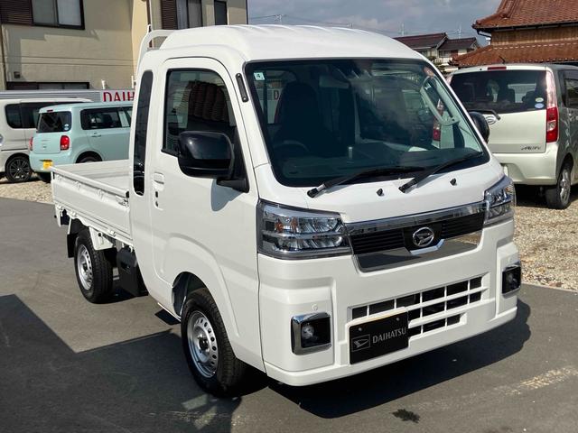 ハイゼットトラック ジャンボエクストラ　軽トラック　ＣＶＴ　衝突被害軽減システム　スマートキー　アイドリングストップ　電動格納ミラー　オートライト　ＥＳＣ　エアコン　パワーステアリング　パワーウィンドウ　運転席エアバッグ　助手席エアバッグ（3枚目）