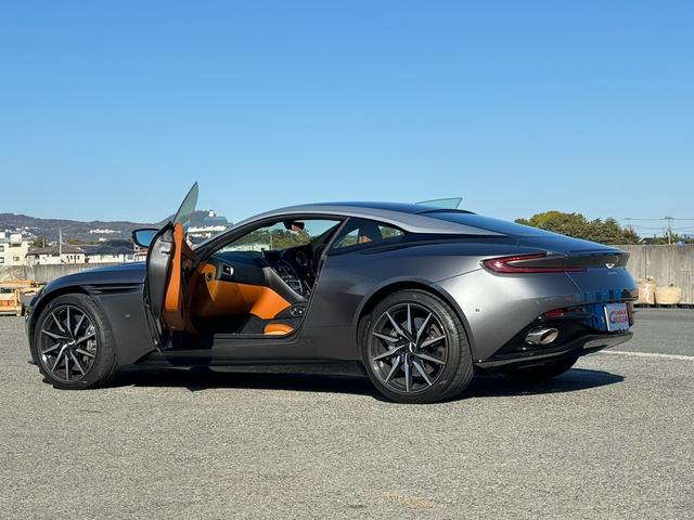 ＤＢ１１ ローンチエディション　Ｖ１２　世界限定１０００台　黒＆オレンジデュオトーンインテリア　ネクサスキルティング　ベンチレーションシート　アルカンターラルーフ　　Ｂ＆Ｏ　２０インチ　シルバーキャリパー　スポーツエグゾースト（8枚目）