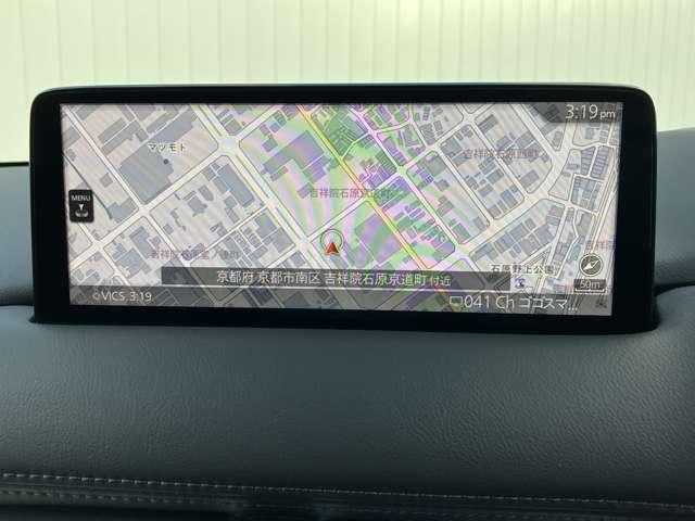 マツダコネクトナビゲーション搭載。インターネット検索のように、キーワードを自由に入力して簡単に検索できるフリーワード検索機能を採用。コマンダーで操作が可能なので、入力や操作も便利ですね！