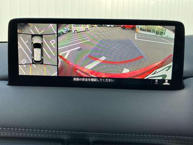 ３６０°ビューモニターでは、両サイドとフロント、バックカメラの合成で、あたかも上空から見下ろした様に周囲を確認して頂けます。駐車場だけでなく、Ｔ字路等でも活躍のアイテムです！