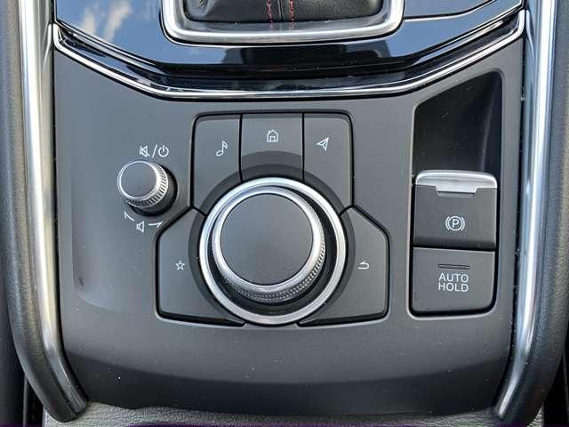 手元には運転姿勢を崩さずに操作していただける、ロータリーコマンダースイッチが装備されております。