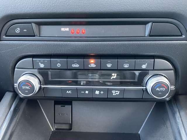 設定した温度に対して風量を自動調整してくれる、オートエアコンを装備しております。