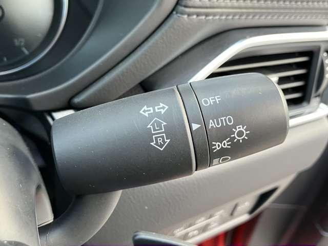 【アダプティブＬＥＤヘッドライト】夜間走行時に先行車や対向車の状況をクルマが判断。ヘッドランプの照射範囲や明るさを自動的に変化させます。