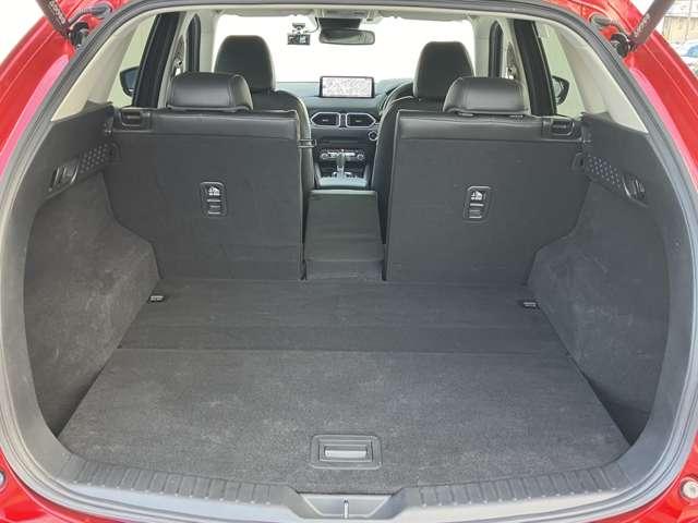 ＣＸ-５だけのリアシート４：２：４分割。真ん中を倒すことでスキー板や絨毯などの長い物を載せても、両サイドの乗員が窮屈にならなずにお座り頂けます。