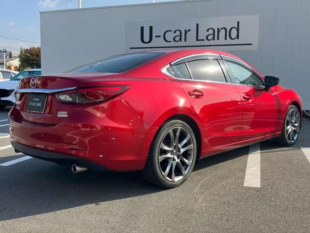 セダンらしい伸びやかなプロポーションと大口径のホイールがマッチした、高級感あふれる佇まいです。