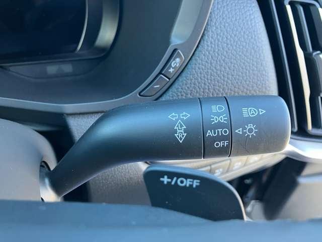 【アダプティブ・ＬＥＤ・ヘッドライト】　ハイ／ロー／ワイドの３種類のＬＥＤライトを常に最適な配光に自動制御します。対向車や歩行者には照射せず、必要な部分にだけ光を当てます。