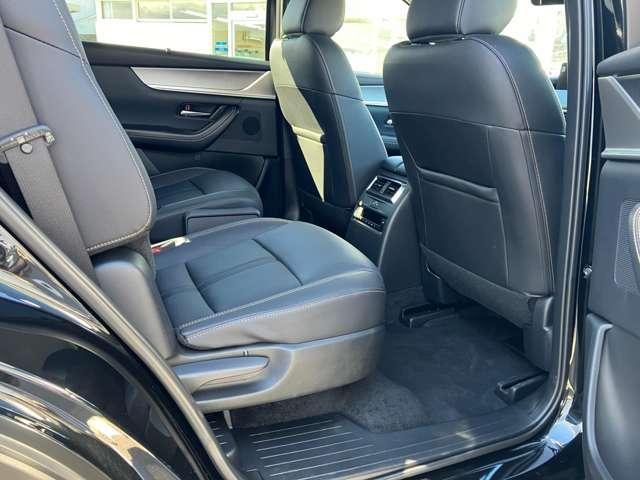 リアシートは独立型で厚みのあるシートでホールド感があり、長距離のドライブでも疲れを少なくさせてくれます。