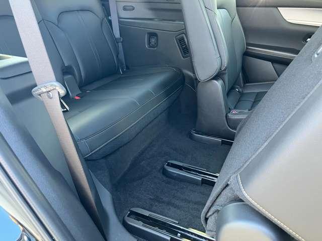 三列目シートはゆったり大人２人が乗れるくらいのスペースはあります。