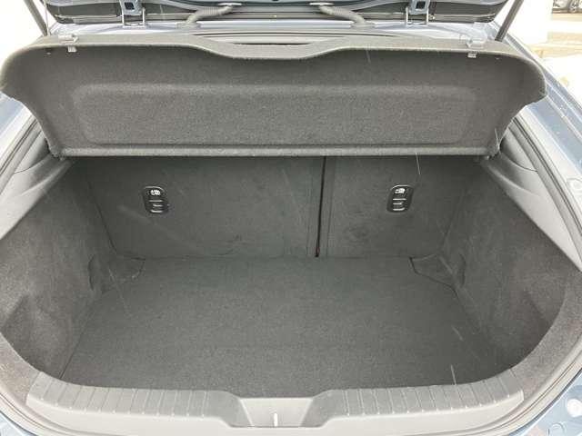 ＭＡＺＤＡ３ファストバック ２．０　２０Ｓ　バーガンディ　セレクション　ワンオーナー　マツダコネクトナビ　フルセグＴＶ　ＥＴＣ車載器　ＢＯＳＥスピーカー　シートヒーター　ミュージックプレイヤー接続可　ＵＳＢ入力端子　Ｂｌｕｅｔｏｏｔｈ接続（17枚目）