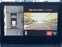 360度ビューカメラを搭載。4方の小型カメラの映像を処理し、車両真上からの映像に変換しています。