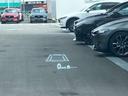 フロントガラスへの投影型であるヘッドアップディスプレイ。車速や交通標識、ナビゲーションの案内などの情報が映し出されます!