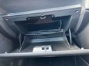上下2段階に分けられる大型のグローブボックス!車検証入れが楽々入る容量です♪