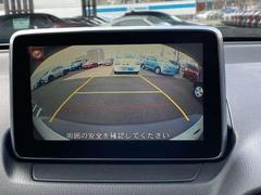 ＣＸ−３全車に標準装備されているバックカメラ。クッキリと映るバックカメラは夜間や雨天時等で大活躍！視認のし難い場所も映すことが出来るので今では取り付けされる方が多くなられた便利アイテムです！ 5