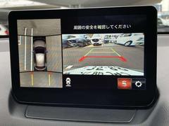 まるで上から見降ろしたかのように映るカメラが付いておりますので、まっすぐに車庫入れを行って頂けます。 5