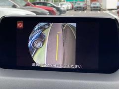 同じく標準装備のサイドカメラがございますので、決して小さくないボディサイズのＣＸ−５でも離合をする時や幅寄せをする時等にし易くなりますね！ 6