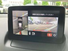 ３６０度ビューカメラを搭載。４方の小型カメラの映像を処理し、車両真上からの映像に変換しています。 5