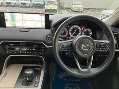 人間工学を駆使して設計された運転席周りのデザインで、ドライビングポジションも取り易く、快適な運転を楽しんでもらえます。 4