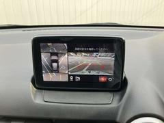 ３６０度ビューカメラを搭載。４方の小型カメラの映像を処理し、車両真上からの映像に変換しています。 6