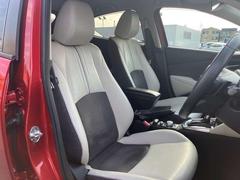 高級感の有る専用のホワイト基調のシートは座り心地だけで無く、座った時の人の姿勢にも気を付けており、リラックスが出来る姿勢によって、ハンドル、ペダル操作を、より素早く行える様になります。 7