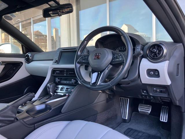 ＧＴ－Ｒ プレミアムエディション　ＭＹ２０　室内展示　ＯＰ内装白　ＮＩＳＭＯスポリセ　タイヤ新品交換　ワンオーナー　純正チタンマフラ　ドラレコ　ＥＴＣ　純正ナビフルセグＴＶ　プライバシーガラス　純正２０インチＡＷ　ＬＥＤヘッドライト（6枚目）