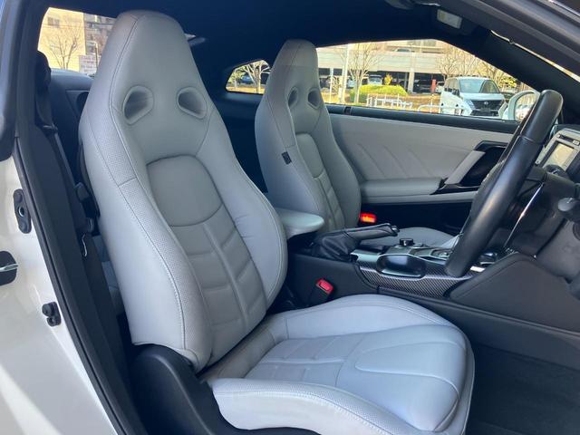 ＧＴ－Ｒ プレミアムエディション　ＭＹ２０　室内展示　ＯＰ内装白　ＮＩＳＭＯスポリセ　タイヤ新品交換　ワンオーナー　純正チタンマフラ　ドラレコ　ＥＴＣ　純正ナビフルセグＴＶ　プライバシーガラス　純正２０インチＡＷ　ＬＥＤヘッドライト（8枚目）