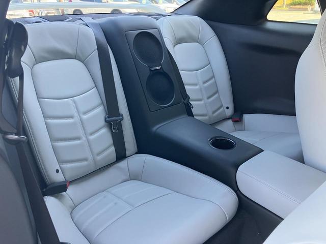 ＧＴ－Ｒ プレミアムエディション　ＭＹ２０　室内展示　ＯＰ内装白　ＮＩＳＭＯスポリセ　タイヤ新品交換　ワンオーナー　純正チタンマフラ　ドラレコ　ＥＴＣ　純正ナビフルセグＴＶ　プライバシーガラス　純正２０インチＡＷ　ＬＥＤヘッドライト（9枚目）