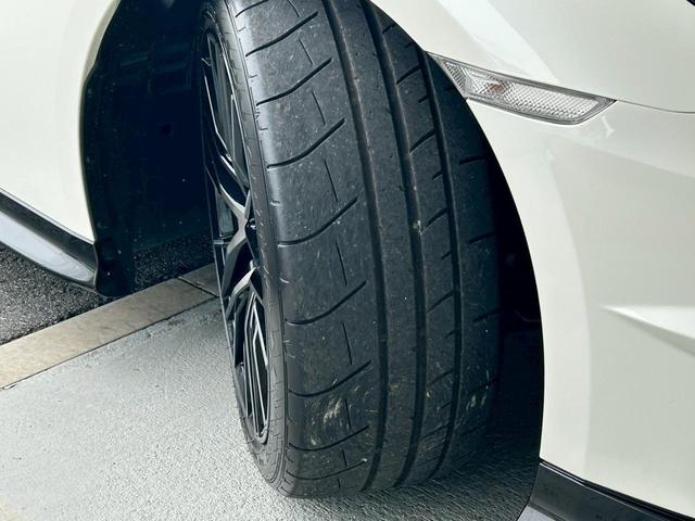 ＧＴ－Ｒ プレミアムエディション　ＭＹ２４　室内展示　ＳＲＳサイドカーテンエアバック　プライバシーガラス　ハーフレザーシート　ＢＯＳＥサウンド　純正２０インチＡＷ　ＦＵＪＩＴＳＵＢＯ製チタン合金製マフラー　レイズ製アルミ鍛造ホイール（32枚目）