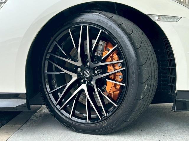 ＧＴ－Ｒ プレミアムエディション　ＭＹ２４　室内展示　ＳＲＳサイドカーテンエアバック　プライバシーガラス　ハーフレザーシート　ＢＯＳＥサウンド　純正２０インチＡＷ　ＦＵＪＩＴＳＵＢＯ製チタン合金製マフラー　レイズ製アルミ鍛造ホイール（34枚目）