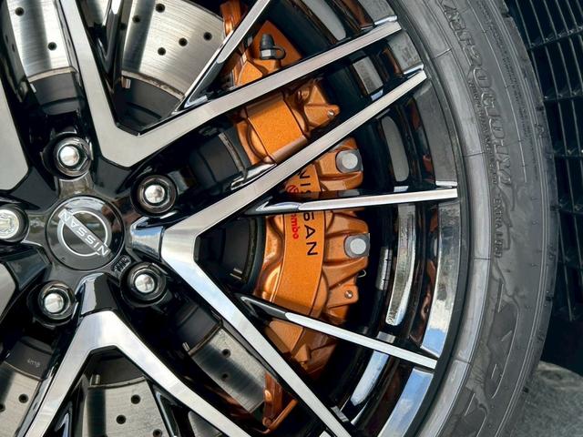 ＧＴ－Ｒ プレミアムエディション　ＭＹ２５　室内展示　内装ブルーヘブン　ＳＲＳサイドカーテンエアバック　プライバシーガラス　ＢＯＳＥサウンド　ドラレコ前後　ＧＰＳレーダ　純正ナビ　アップルカープレイ　２０インチＡＷ　チタン合金マフラー（30枚目）