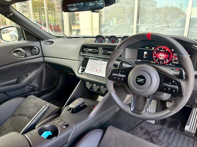 フェアレディＺ ニスモ　ＭＹ２５　ＲＥＣＡＲＯシート　ドラレコ前後　ＥＴＣ２．０　　ＢＯＳＥサウンド　ＯＰセキュリティ　ＮＩＳＭＯエアロ　　純正ナビ　純正レイズ製１９型ＡＷ　　バックビュー　パドルシフト　フルセグ　衝突軽減（2枚目）