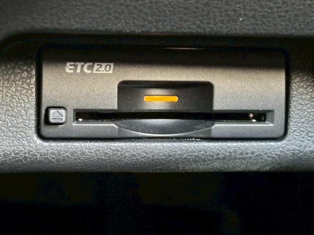 フェアレディＺ ニスモ　ＭＹ２５　ＲＥＣＡＲＯシート　ドラレコ前後　ＥＴＣ２．０　　ＢＯＳＥサウンド　ＯＰセキュリティ　ＮＩＳＭＯエアロ　　純正ナビ　純正レイズ製１９型ＡＷ　　バックビュー　パドルシフト　フルセグ　衝突軽減（7枚目）