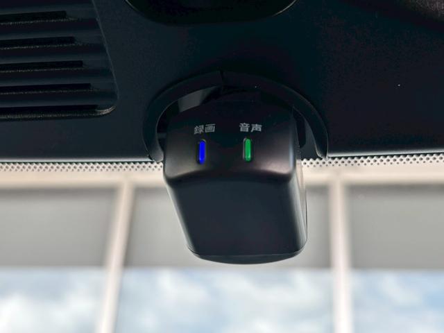 フェアレディＺ ニスモ　ＭＹ２５　ＲＥＣＡＲＯシート　ドラレコ前後　ＥＴＣ２．０　　ＢＯＳＥサウンド　ＯＰセキュリティ　ＮＩＳＭＯエアロ　　純正ナビ　純正レイズ製１９型ＡＷ　　バックビュー　パドルシフト　フルセグ　衝突軽減（8枚目）