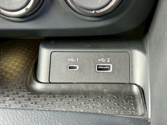 フェアレディＺ ニスモ　ＭＹ２５　ＲＥＣＡＲＯシート　ドラレコ前後　ＥＴＣ２．０　　ＢＯＳＥサウンド　ＯＰセキュリティ　ＮＩＳＭＯエアロ　　純正ナビ　純正レイズ製１９型ＡＷ　　バックビュー　パドルシフト　フルセグ　衝突軽減（9枚目）