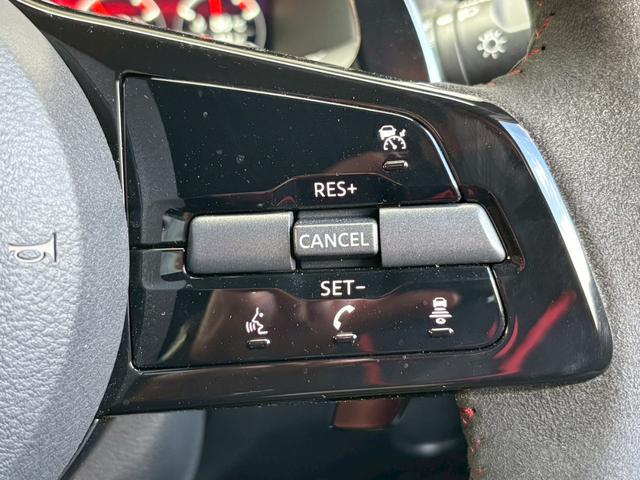 フェアレディＺ ニスモ　ＭＹ２５　ＲＥＣＡＲＯシート　ドラレコ前後　ＥＴＣ２．０　　ＢＯＳＥサウンド　ＯＰセキュリティ　ＮＩＳＭＯエアロ　　純正ナビ　純正レイズ製１９型ＡＷ　　バックビュー　パドルシフト　フルセグ　衝突軽減（18枚目）