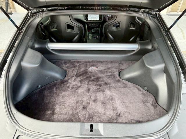 フェアレディＺ ニスモ　ＭＹ２５　ＲＥＣＡＲＯシート　ドラレコ前後　ＥＴＣ２．０　　ＢＯＳＥサウンド　ＯＰセキュリティ　ＮＩＳＭＯエアロ　　純正ナビ　純正レイズ製１９型ＡＷ　　バックビュー　パドルシフト　フルセグ　衝突軽減（21枚目）