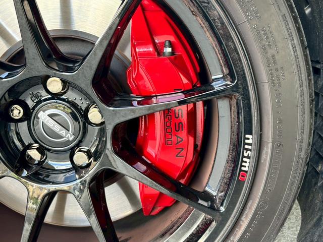 フェアレディＺ ニスモ　ＭＹ２５　ＲＥＣＡＲＯシート　ドラレコ前後　ＥＴＣ２．０　　ＢＯＳＥサウンド　ＯＰセキュリティ　ＮＩＳＭＯエアロ　　純正ナビ　純正レイズ製１９型ＡＷ　　バックビュー　パドルシフト　フルセグ　衝突軽減（25枚目）