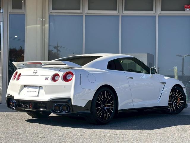 ＧＴ－Ｒ プレミアムエディション　ＭＹ２５　最終モデル　室内展示　ＯＰ本革シートファッショナブルインテリア　ＢＯＳＥサウンド　ＳＲＳサイドカーテンエアバック　プライバシーガラス　純正ナビフルセグＴＶ　フジツボ製チタン合金製マフラ（2枚目）