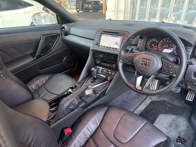 ＧＴ－Ｒ プレミアムエディション　ＭＹ２５　最終モデル　室内展示　ＯＰ本革シートファッショナブルインテリア　ＢＯＳＥサウンド　ＳＲＳサイドカーテンエアバック　プライバシーガラス　純正ナビフルセグＴＶ　フジツボ製チタン合金製マフラ（6枚目）