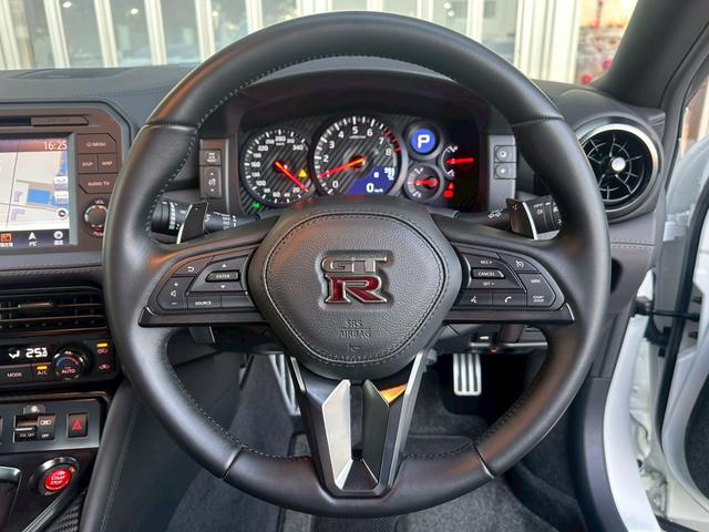 ＧＴ－Ｒ プレミアムエディション　ＭＹ２５　最終モデル　室内展示　ＯＰ本革シートファッショナブルインテリア　ＢＯＳＥサウンド　ＳＲＳサイドカーテンエアバック　プライバシーガラス　純正ナビフルセグＴＶ　フジツボ製チタン合金製マフラ（13枚目）