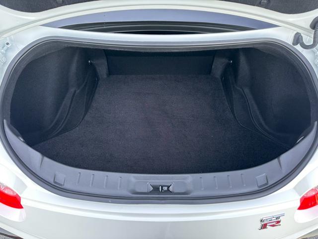 ＧＴ－Ｒ プレミアムエディション　ＭＹ２５　最終モデル　室内展示　ＯＰ本革シートファッショナブルインテリア　ＢＯＳＥサウンド　ＳＲＳサイドカーテンエアバック　プライバシーガラス　純正ナビフルセグＴＶ　フジツボ製チタン合金製マフラ（22枚目）