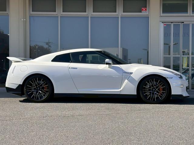 ＧＴ－Ｒ プレミアムエディション　ＭＹ２５　最終モデル　室内展示　ＯＰ本革シートファッショナブルインテリア　ＢＯＳＥサウンド　ＳＲＳサイドカーテンエアバック　プライバシーガラス　純正ナビフルセグＴＶ　フジツボ製チタン合金製マフラ（33枚目）